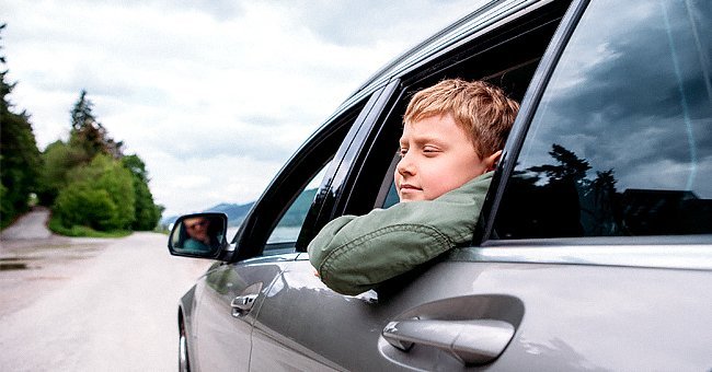 Un enfant dans une voiture. | Photo : shutterstock