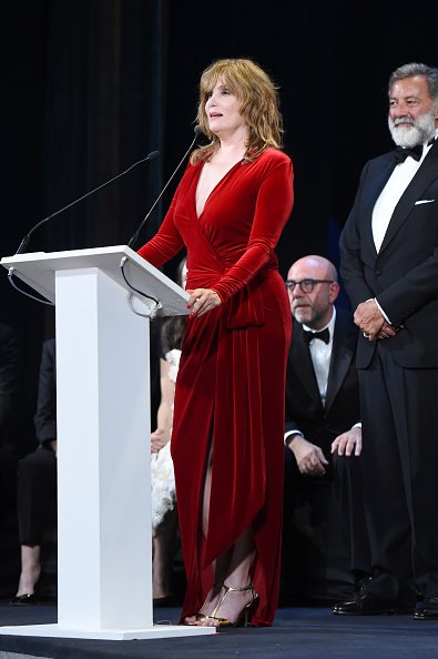 Emmanuelle Seigner reçoit le Lion d'Argent en septembre 2019 à Venise, Italie. | Photo : Getty Images.