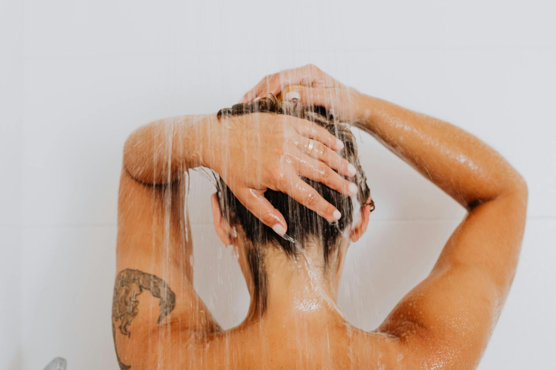 A woman washing her hair | Source: Pexels