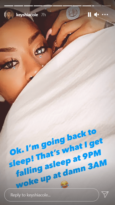 Picture of Keyshia Cole covered with a duvet | Photo: Instagram/keyshiacole
