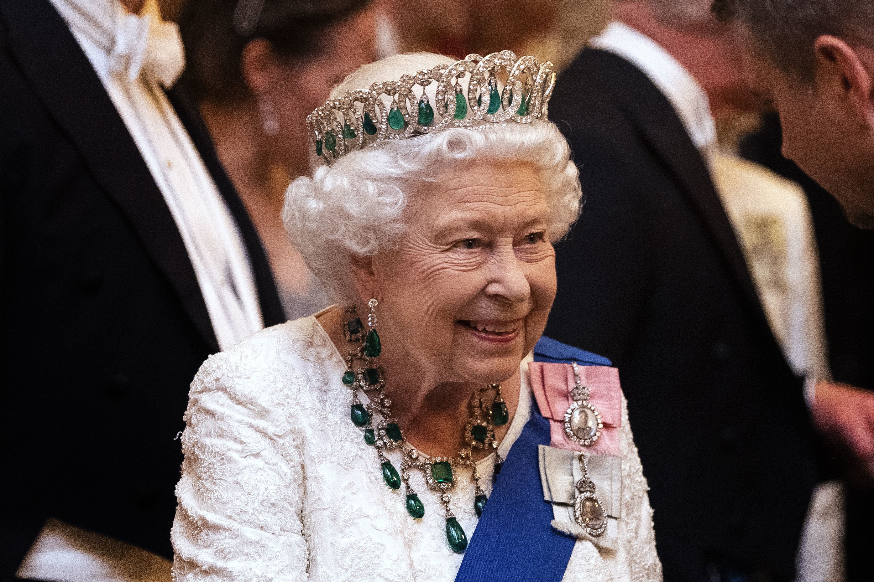 Kraliçe II. Elizabeth, 11 Aralık 2019'da Londra, İngiltere'de Buckingham Sarayı'ndaki Diplomatik Kolordu üyeleri için bir akşam resepsiyonunda konuklarla konuşuyor.  |  Kaynak: Getty Images