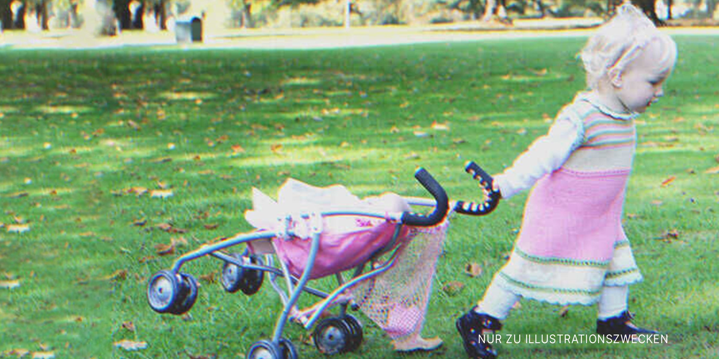 Kleines Mädchen spielt mit einem Kinderwagen | Quelle: Getty Images
