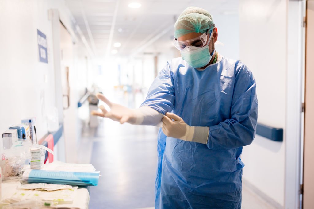 Una enfermera se pone guantes quirúrgicos en el Hospital Cremona, el 2 de abril de 2020 en Cremona, Italia. I Foto: Getty Images