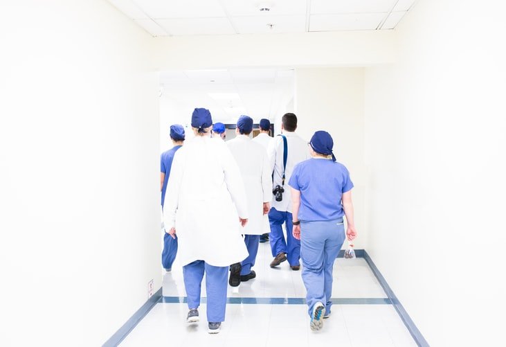 Des infirmières dans un couloir d'hôpital. | Photo : Unsplash