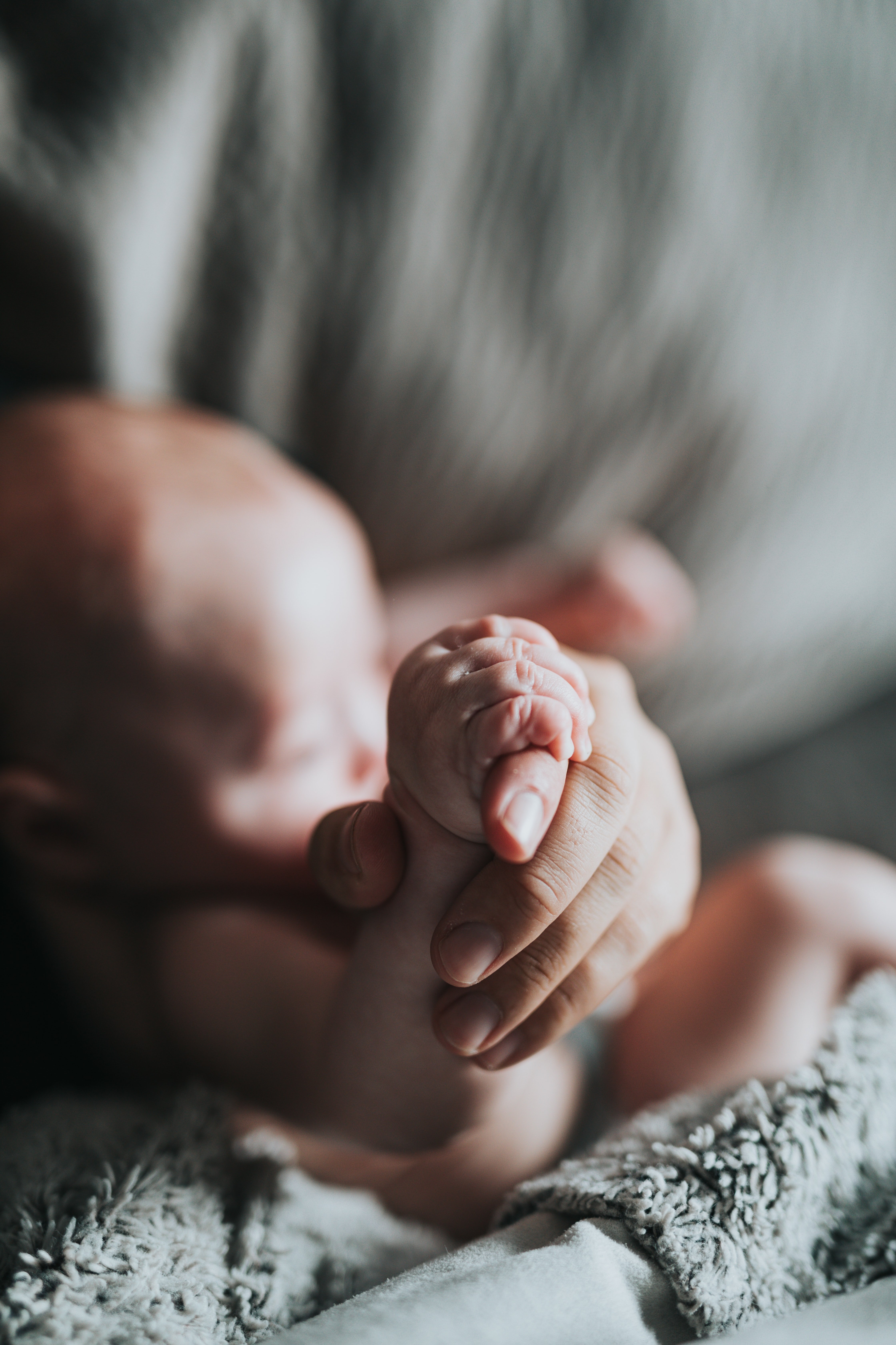 Recién nacido sosteniendo la mano de su padre. | Foto: Unsplash