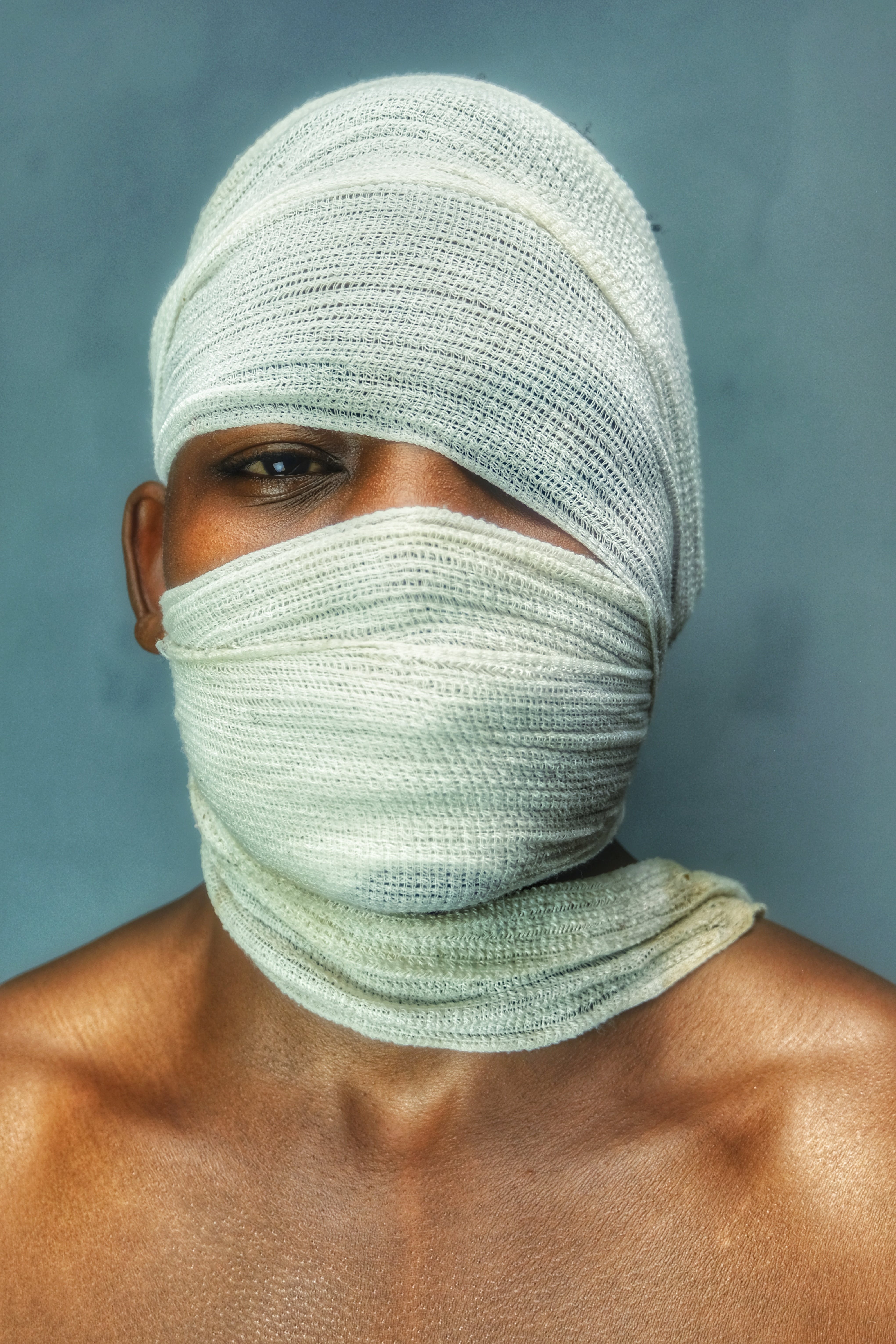 A person with a bandage covered all over his face. | Source: Pexels