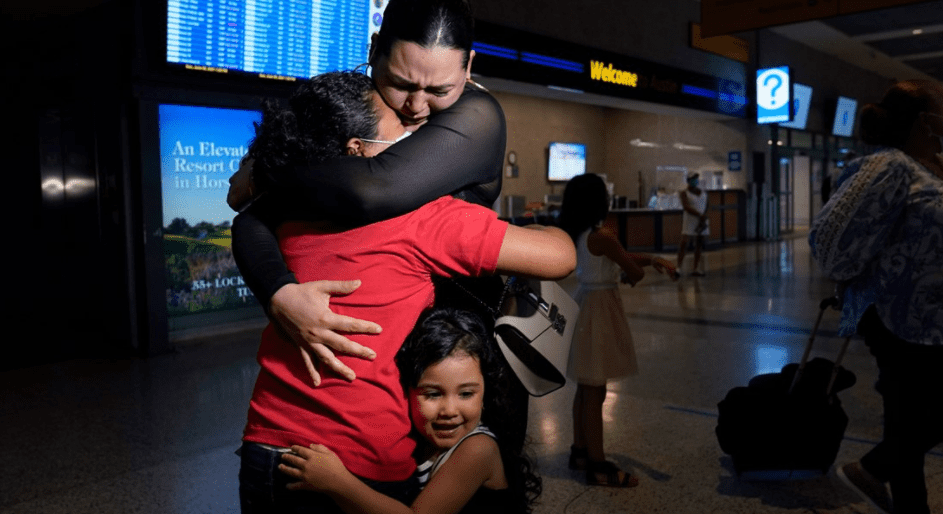 Glenda Valdez being reunited in June 2021 with her daughter, Emely, after being separated for six years | Photo: Twitter/@wzzm13