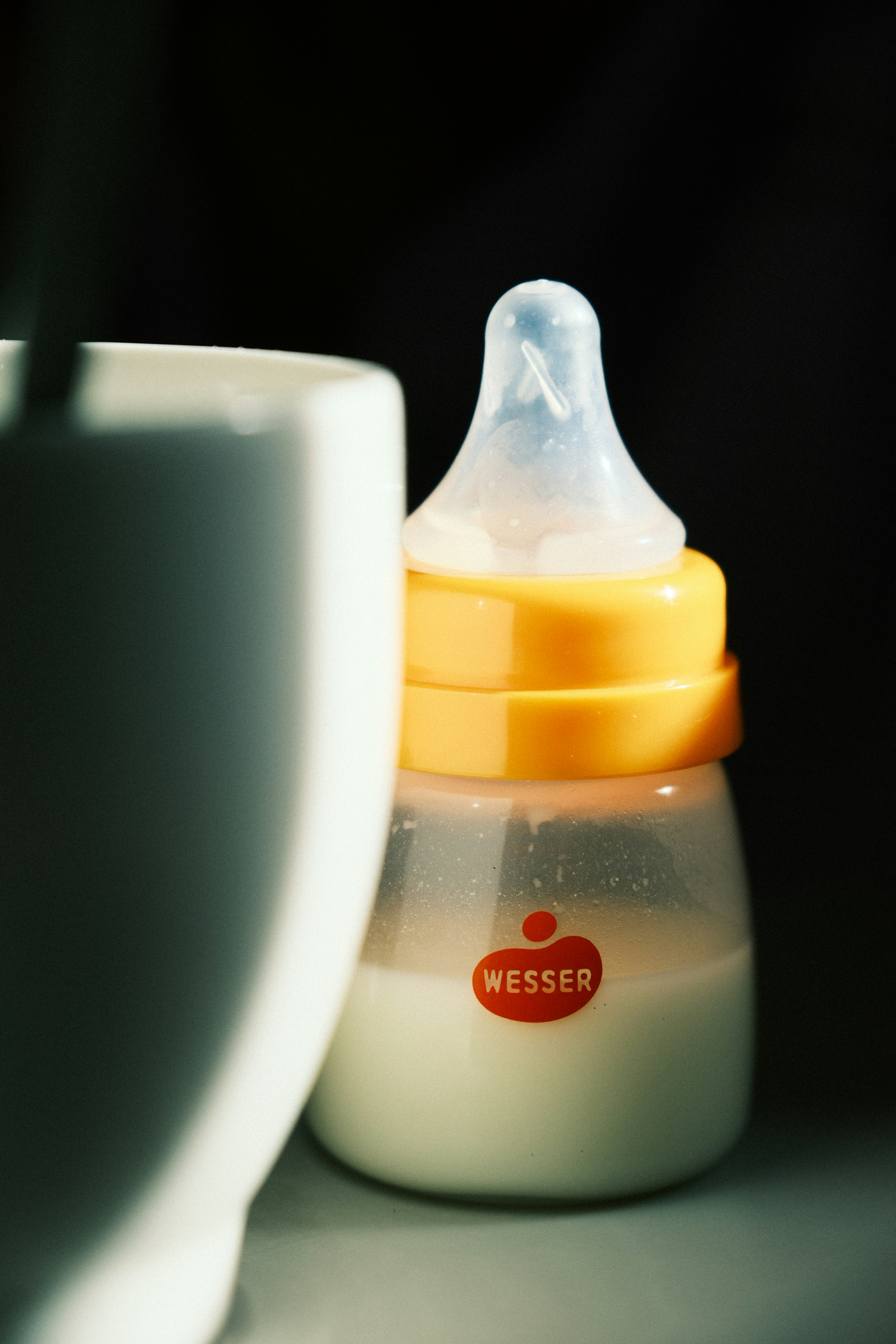 A baby bottle on a counter | Source: Unsplash