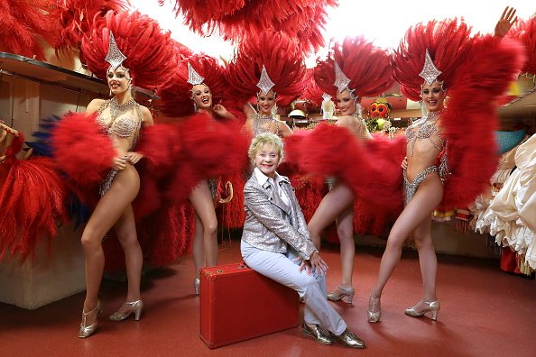 Annie Cordy, 86 ans, pose dans les coulisses du Moulin Rouge le 16 janvier 2015 à Paris, France. |Photo : Getty Images Annie Cordy, 86 ans, pose dans les coulisses du Moulin Rouge le 16 janvier 2015 à Paris, France. |Photo : Getty Images