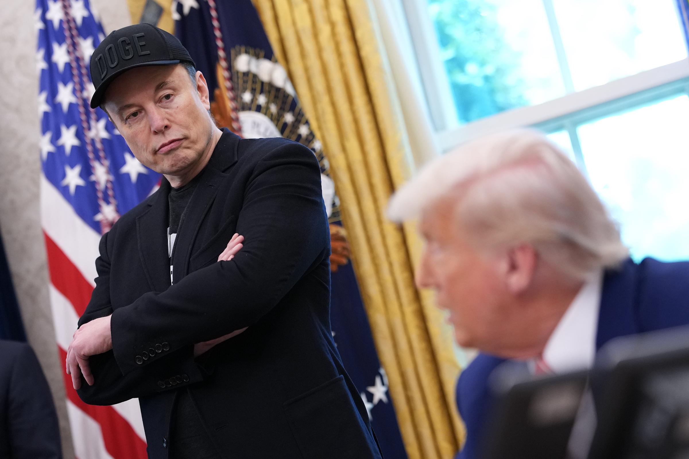 While speculation swirled, Musk maintained a relaxed demeanor, occasionally smiling as Trump addressed the press.