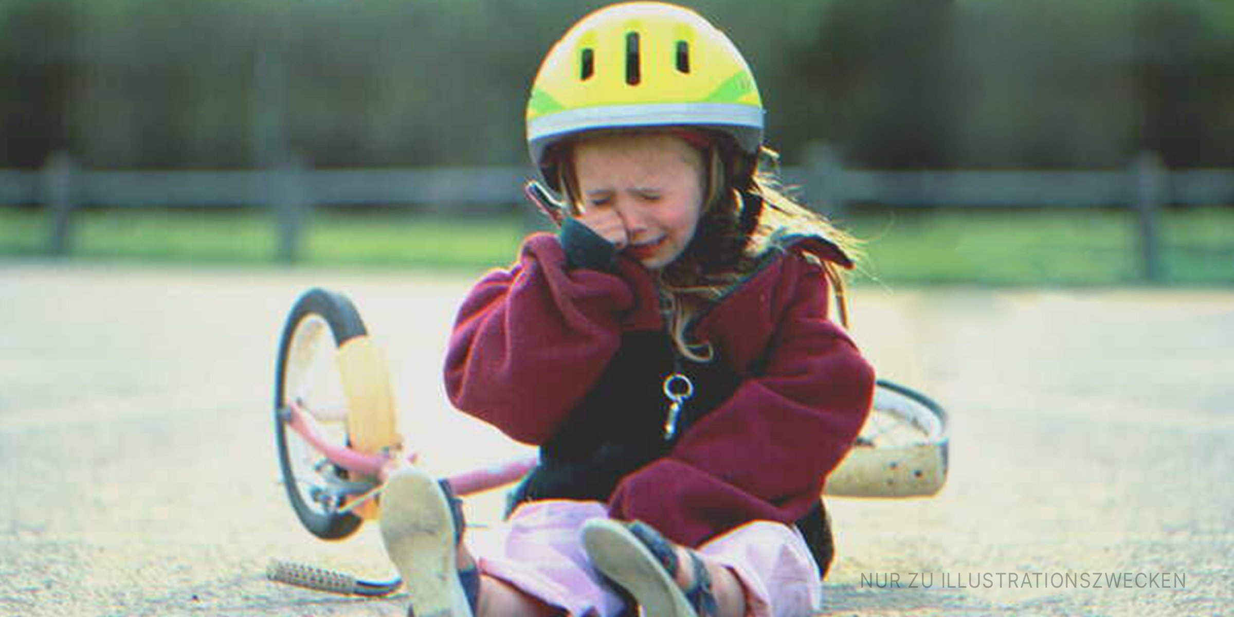 Ein kleines Mädchen weint, nachdem es von seinem Fahrrad gefallen ist | Quelle: Getty Images