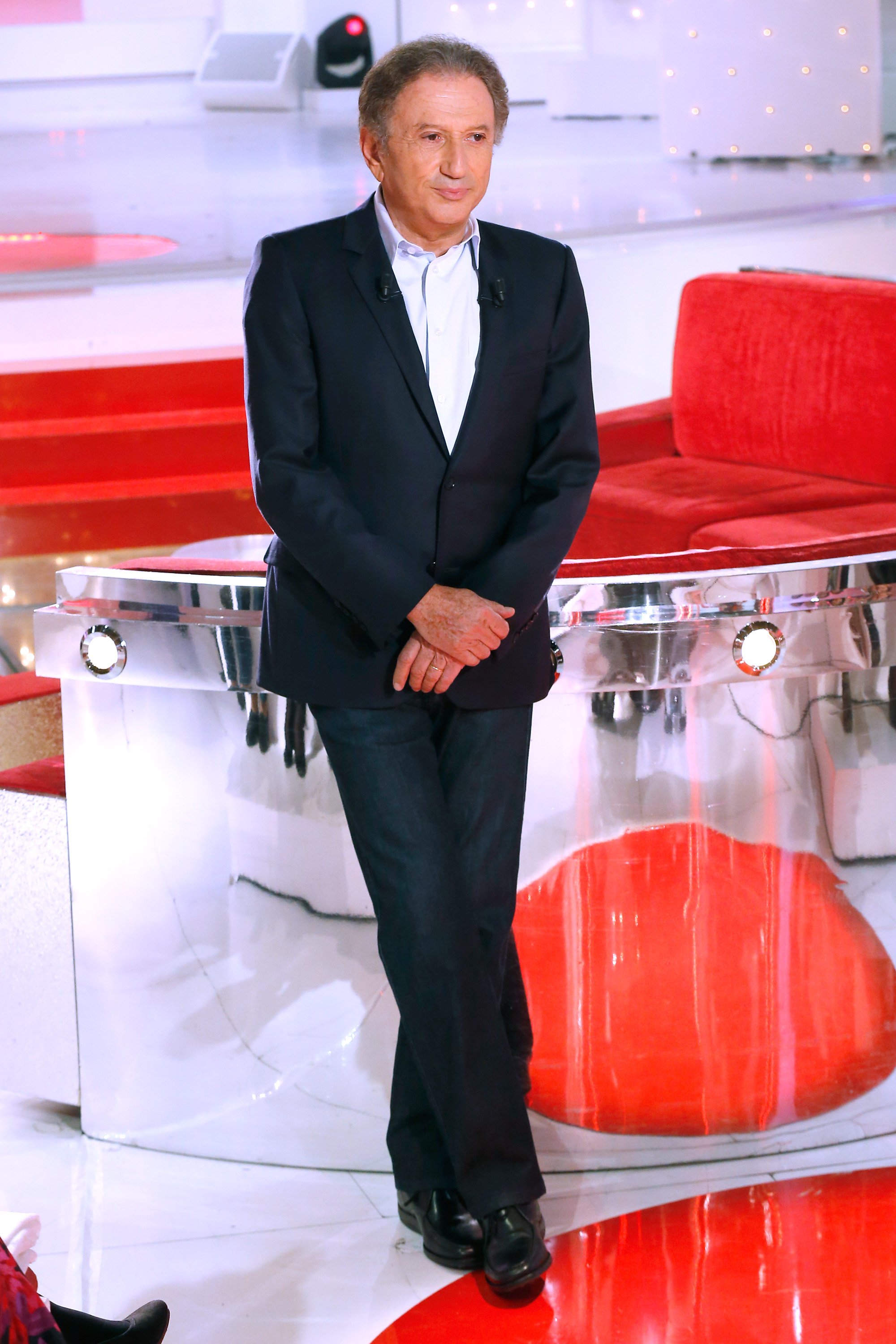 Michel Drucker présente l'émission de télévision française "Vivement Dimanche" au Pavillon Gabriel le 20 octobre 2015 à Paris, France. | Photo : Getty Images