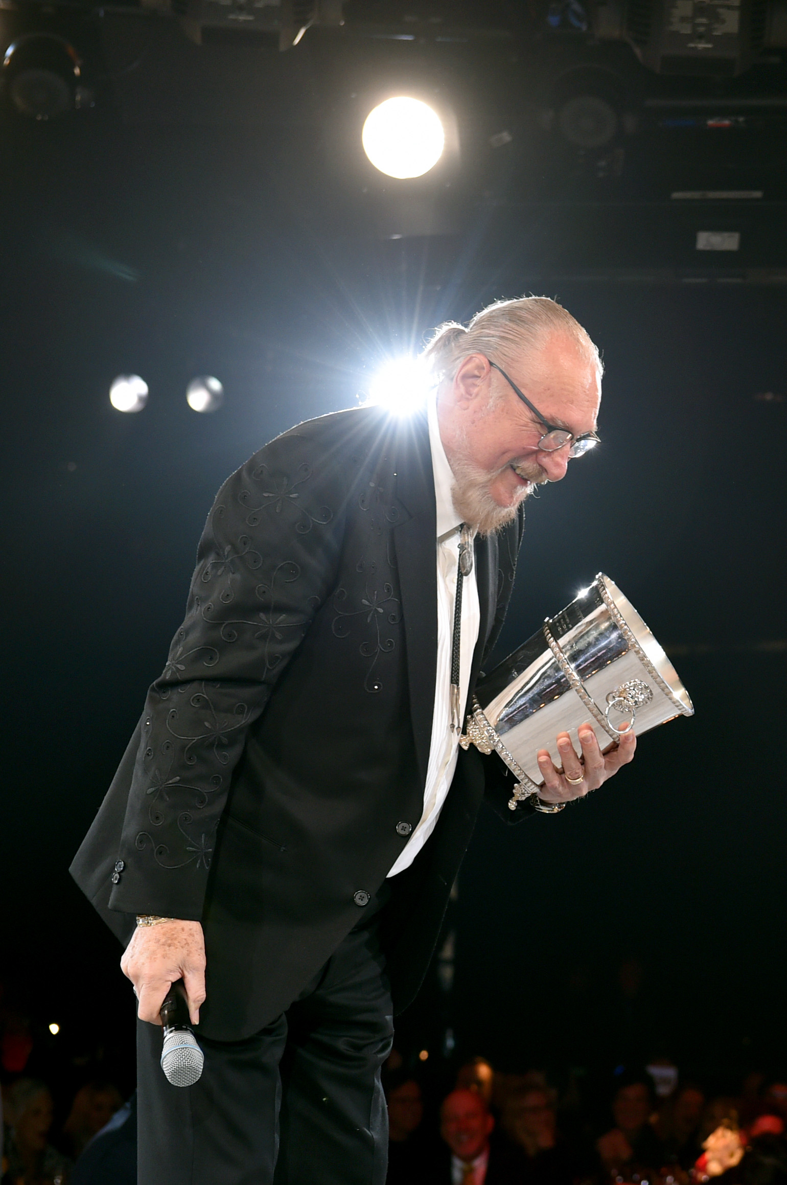 Steve Cropper accepts the BMI Icon award onstage at the BMI Country Awards 2018 at BMI Nashville on 13 November in Tennessee. | Source: Getty Images