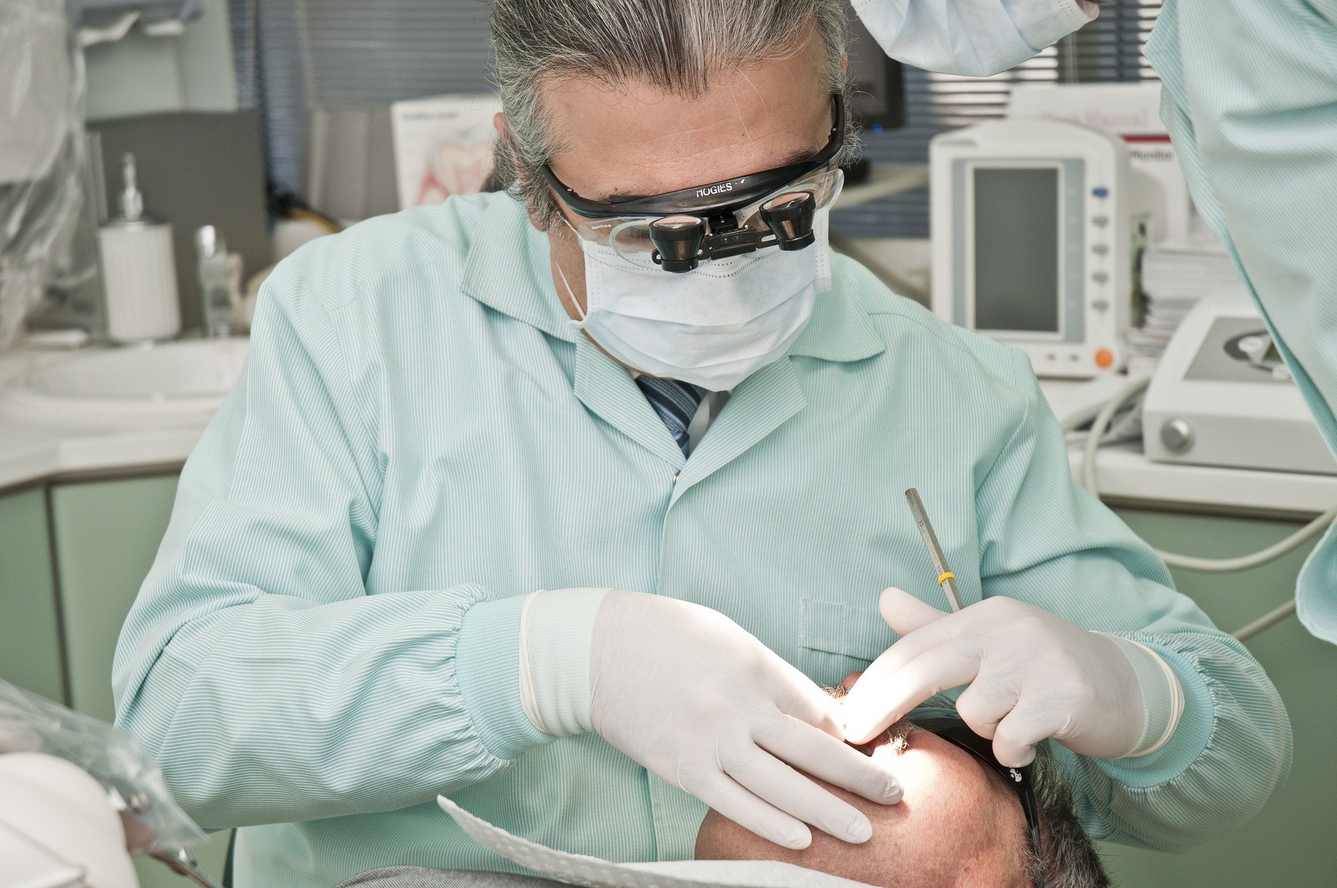 A dentist working on a patient. | Photo: Pixabay/JOSEPH SHOHMELIAN 