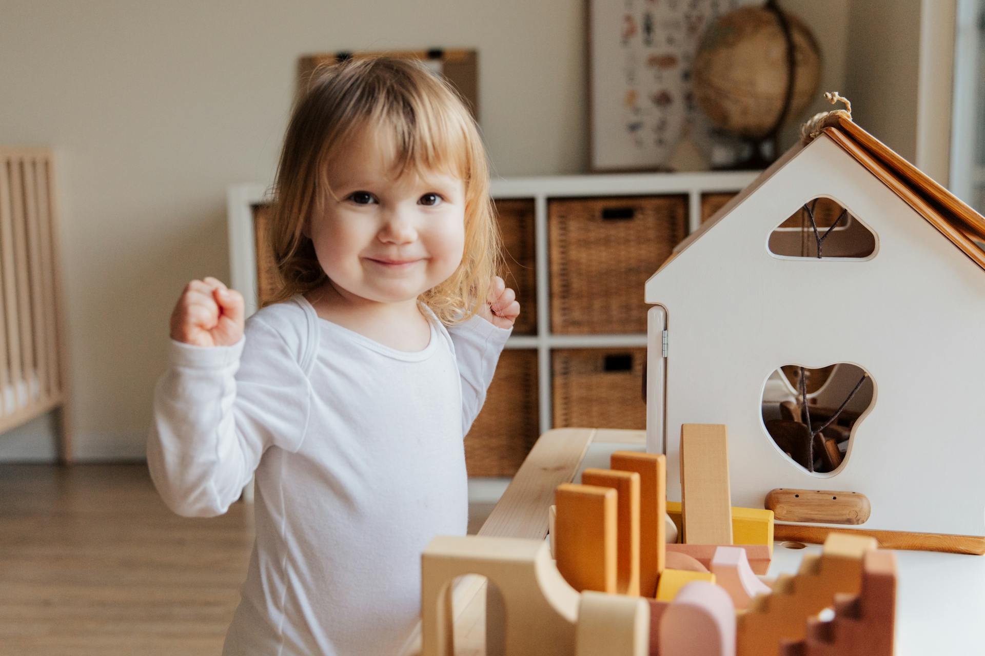 A little girl playing with her toys | Source: Pexels