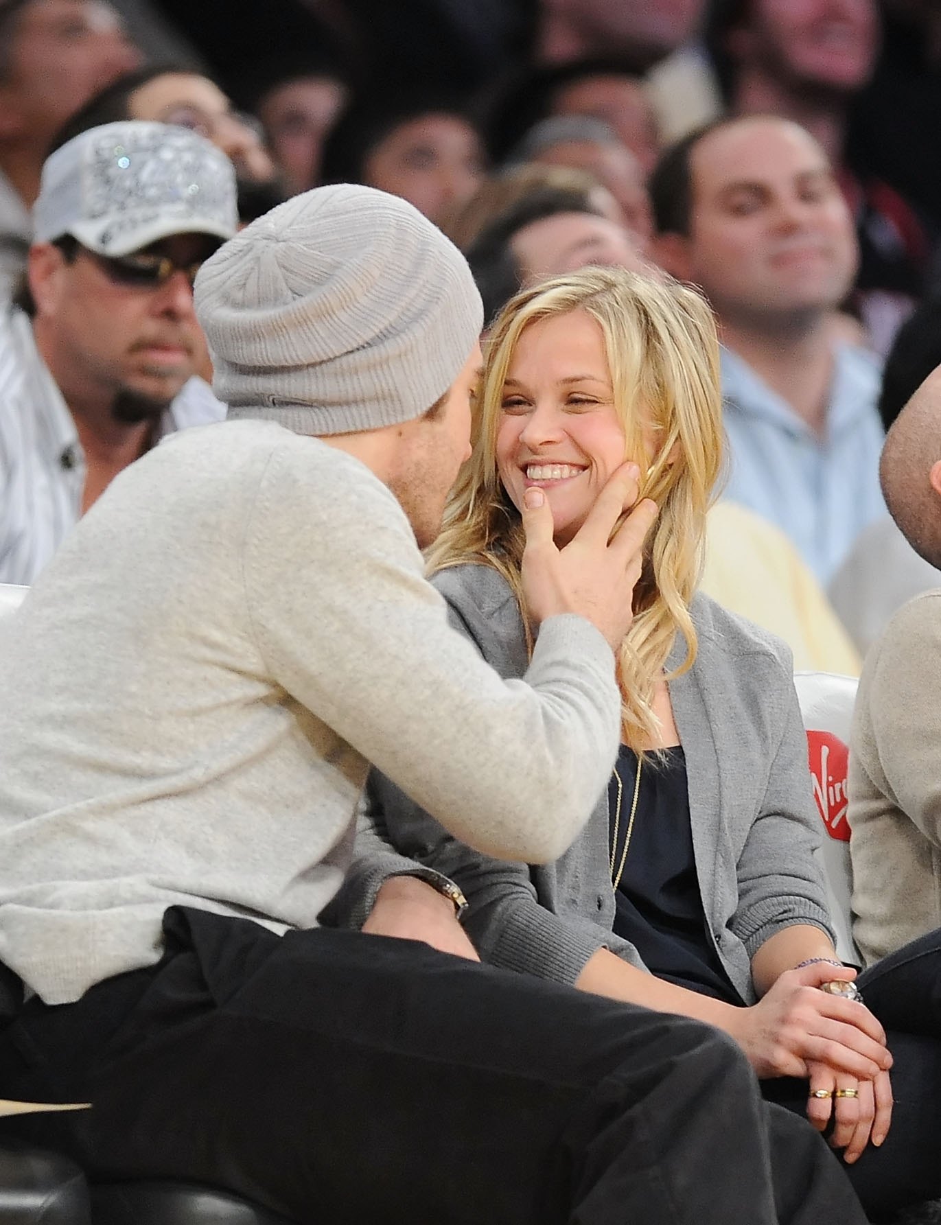 Jake Gyllenhaal and Reese Witherspoon at the Los Angeles Lakers vs Portland Trailblazers game at the Staples Center, on January 4, 2009, in Los Angeles, California | Source: Getty Image