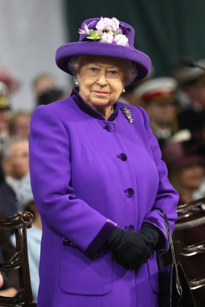La reine Elizabeth II assiste à la cérémonie de mise en service de S.M.S. en Angleterre. | Photo : Getty Images
