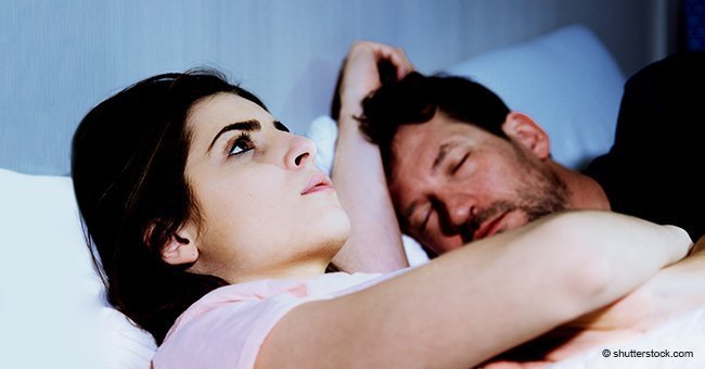 A woman in bed with a sleeping man. | Source: Pexels