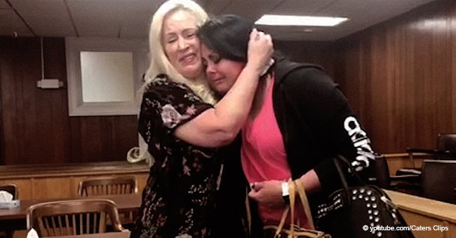 Mujer que salvó a niña de 3 años del abuso de su madre biológica, la adoptó luego de 29 años