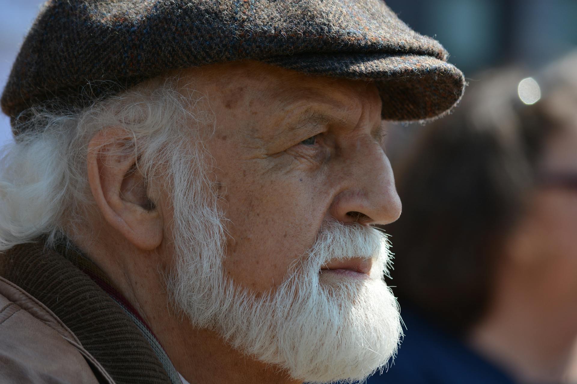 An elderly man wearing a flat cap | Source: Pexels
