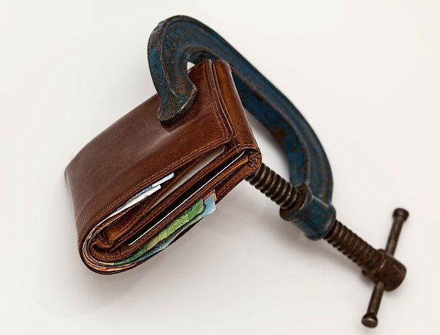 A wallet being squeezed | Photo: Pixabay