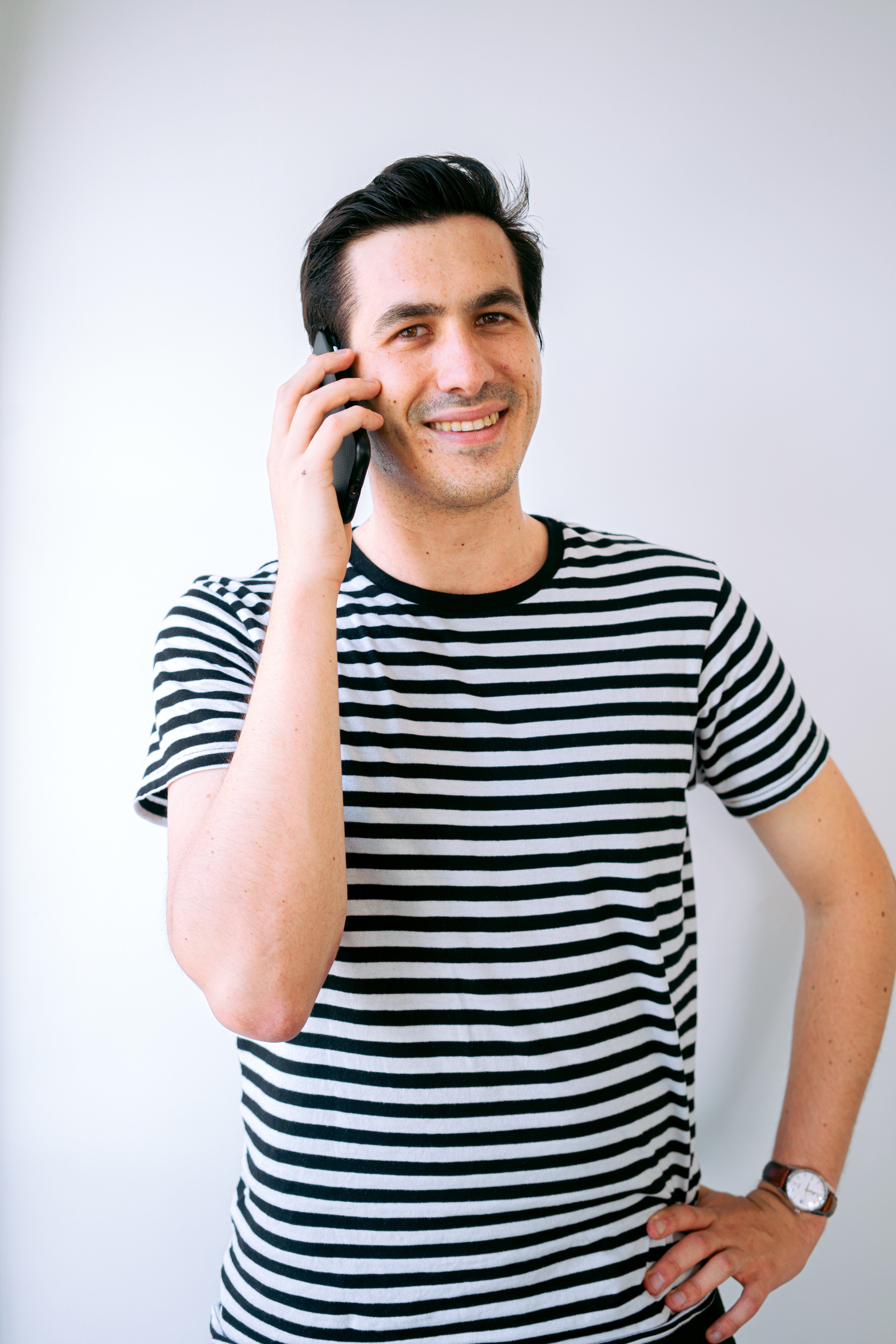 Smiling man on the phone | Photo: Pexels