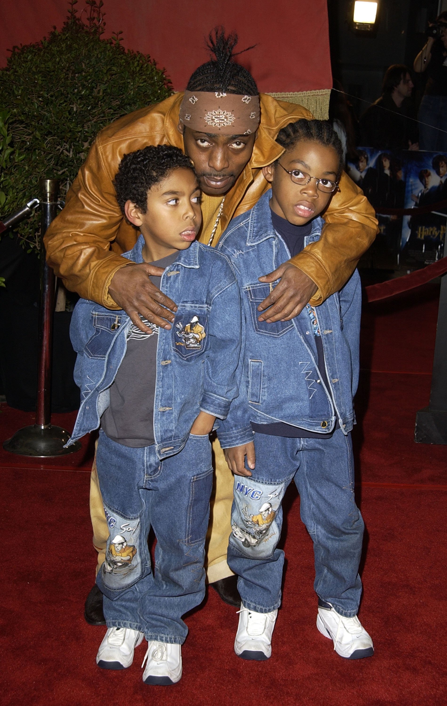 Coolio and his sons at the “Harry Potter and the Chamber of Secrets" premiere in California on November 13, 2002 | Source: Getty Images