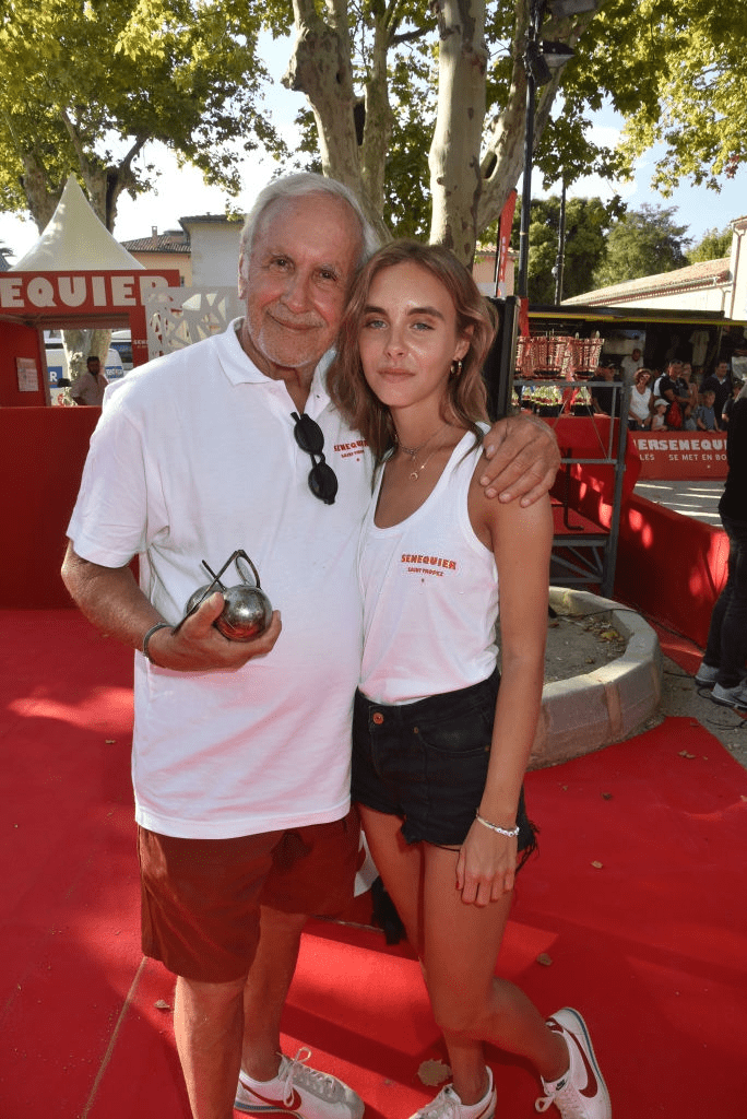 Le présentateur TV Patrice Laffont et sa fille Mathilde Laffont assistent au "Trophee Senequier 2018" à la Place des Lices Saint-Tropez sur la Côte d'Azur le 17 août 2018 à Saint-Tropez, France. | Photo : Getty Images