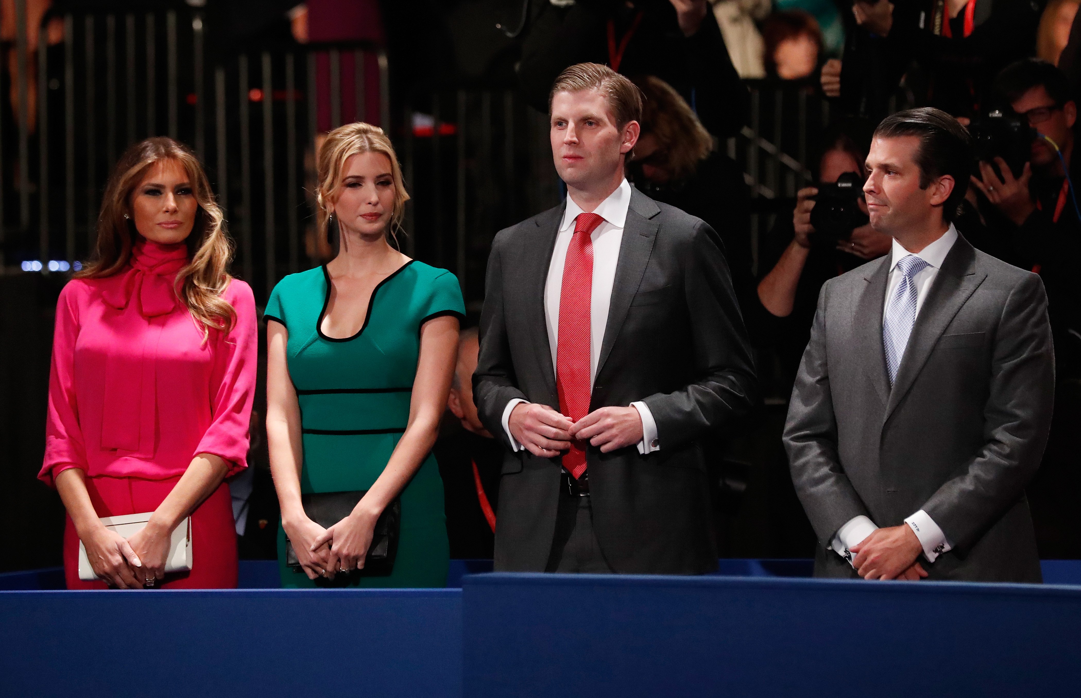 Melania Trump aux côtés d'Ivanka, Eric et Donald Trump Jr en 2016. l Source : Getty Images