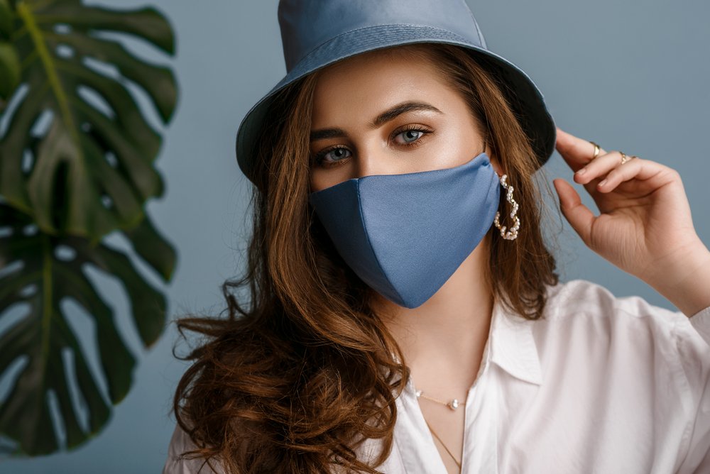 Modelo con mascarilla y sombrero a juego. | Foto: Shutterstock Modelo con mascarilla y sombrero a juego. | Foto: Shutterstock