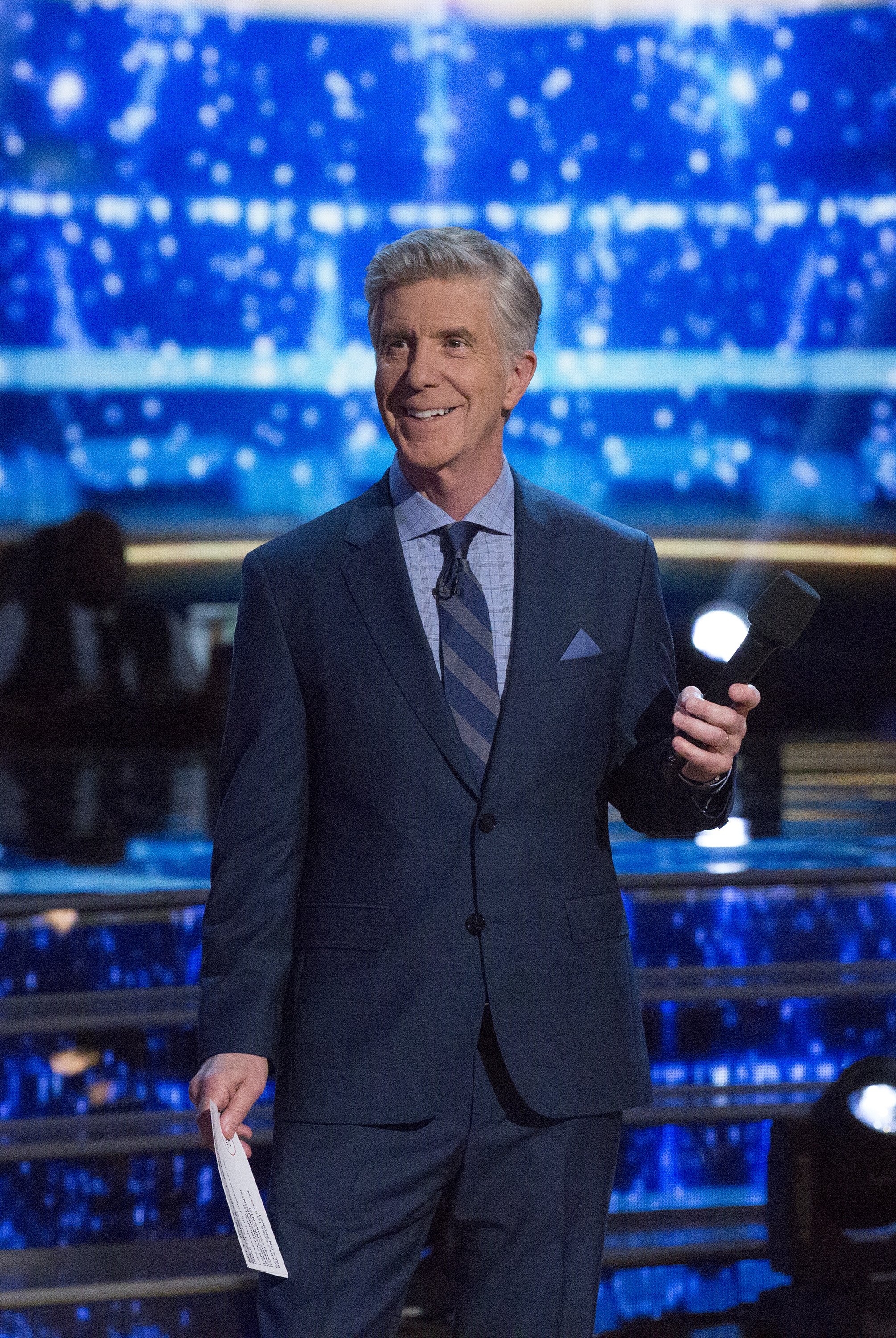 Tom Bergeron hosts a semi-final episode of season 26 of "Dancing With the Stars" on May 14, 2018 | Photo: Getty Images