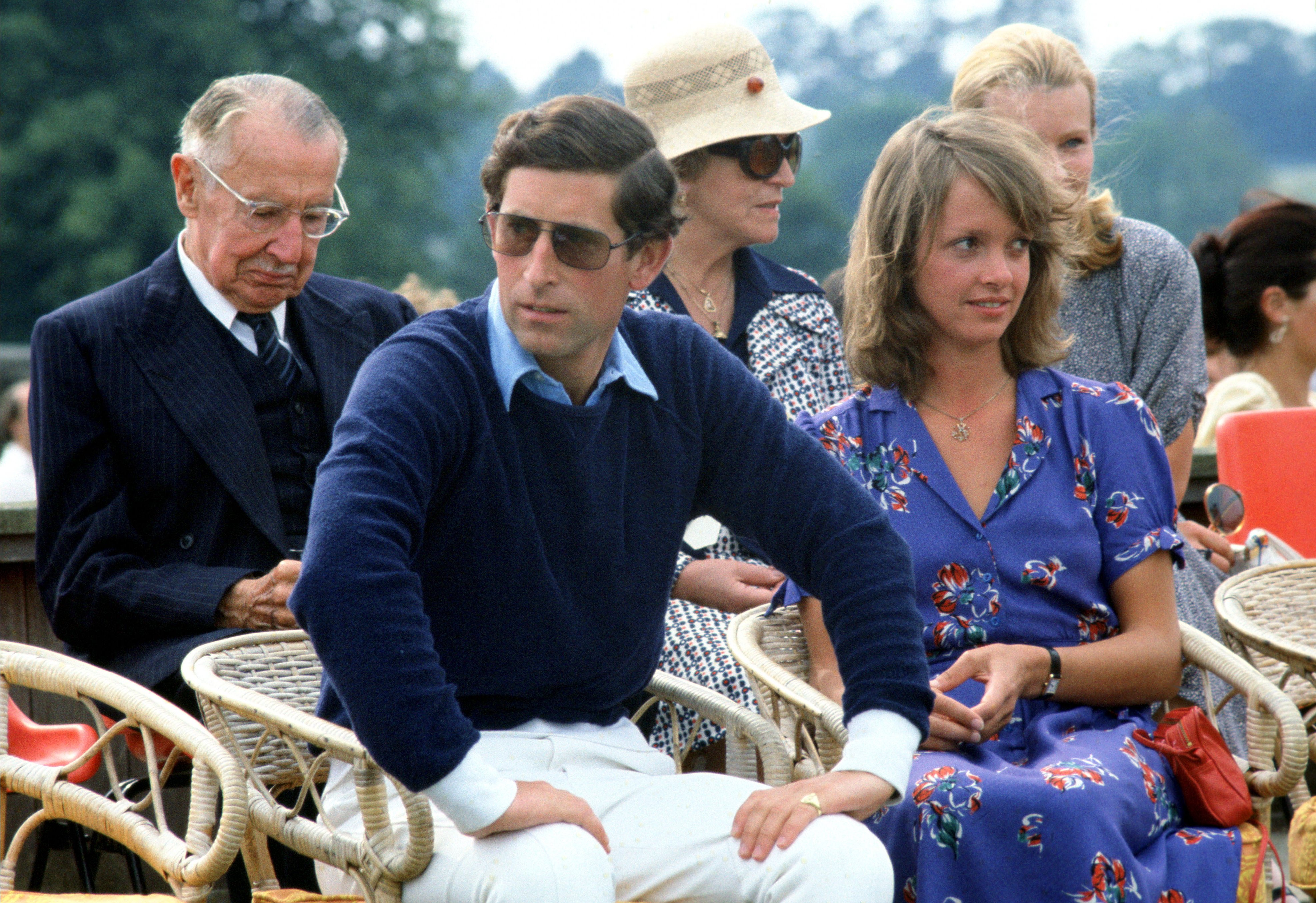Príncipe Charles y Sabrina Guinness en Club de Polo de Cowdray Park en 1979. | Foto: Getty Images