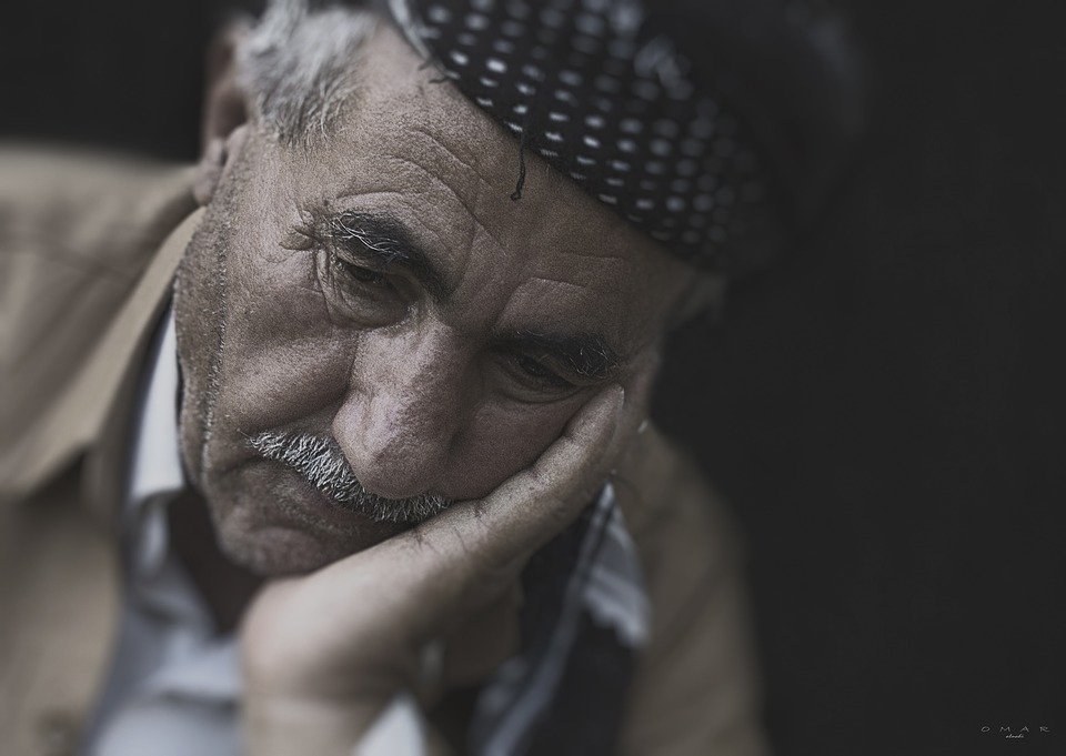Hombre de la tercera edad con un gesto de tristeza. | Foto: Getty Images