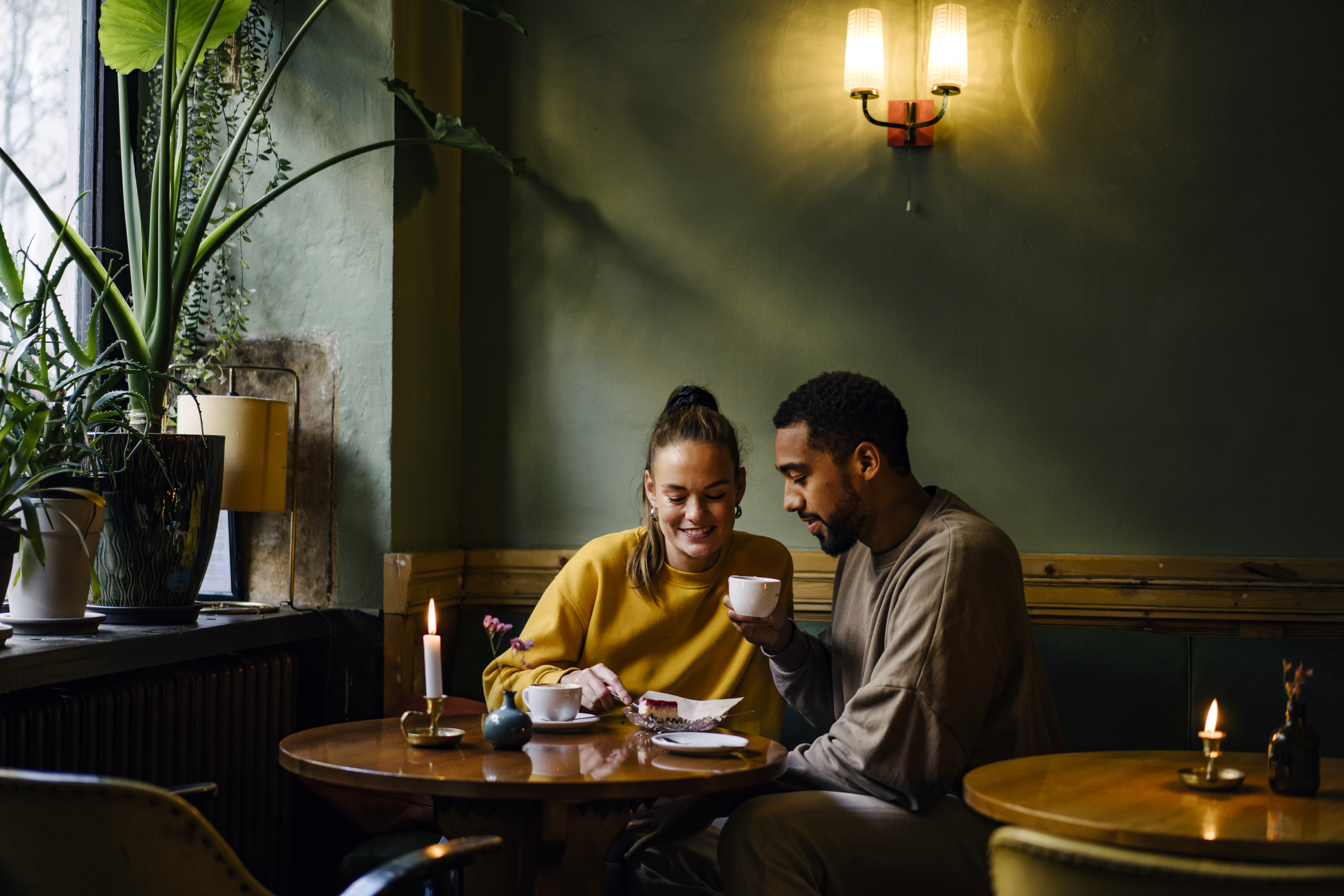 Couple at a restaurant | Source: Getty Images