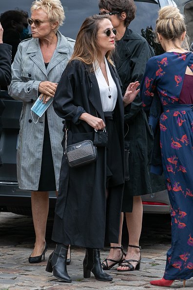 Muriel Robin, Anne Le Nen et Victoria Bedos assistent aux funérailles de Guy Bedos. | Photo : Getty Images Muriel Robin, Anne Le Nen et Victoria Bedos assistent aux funérailles de Guy Bedos. | Photo : Getty Images