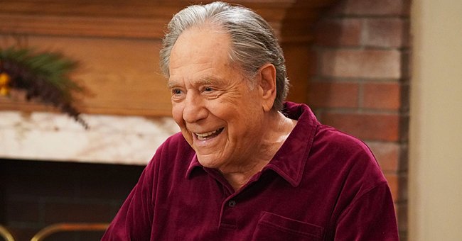 George Segal pictured as Pops onset of "The Goldbergs" season 7. | Photo: Getty Images
