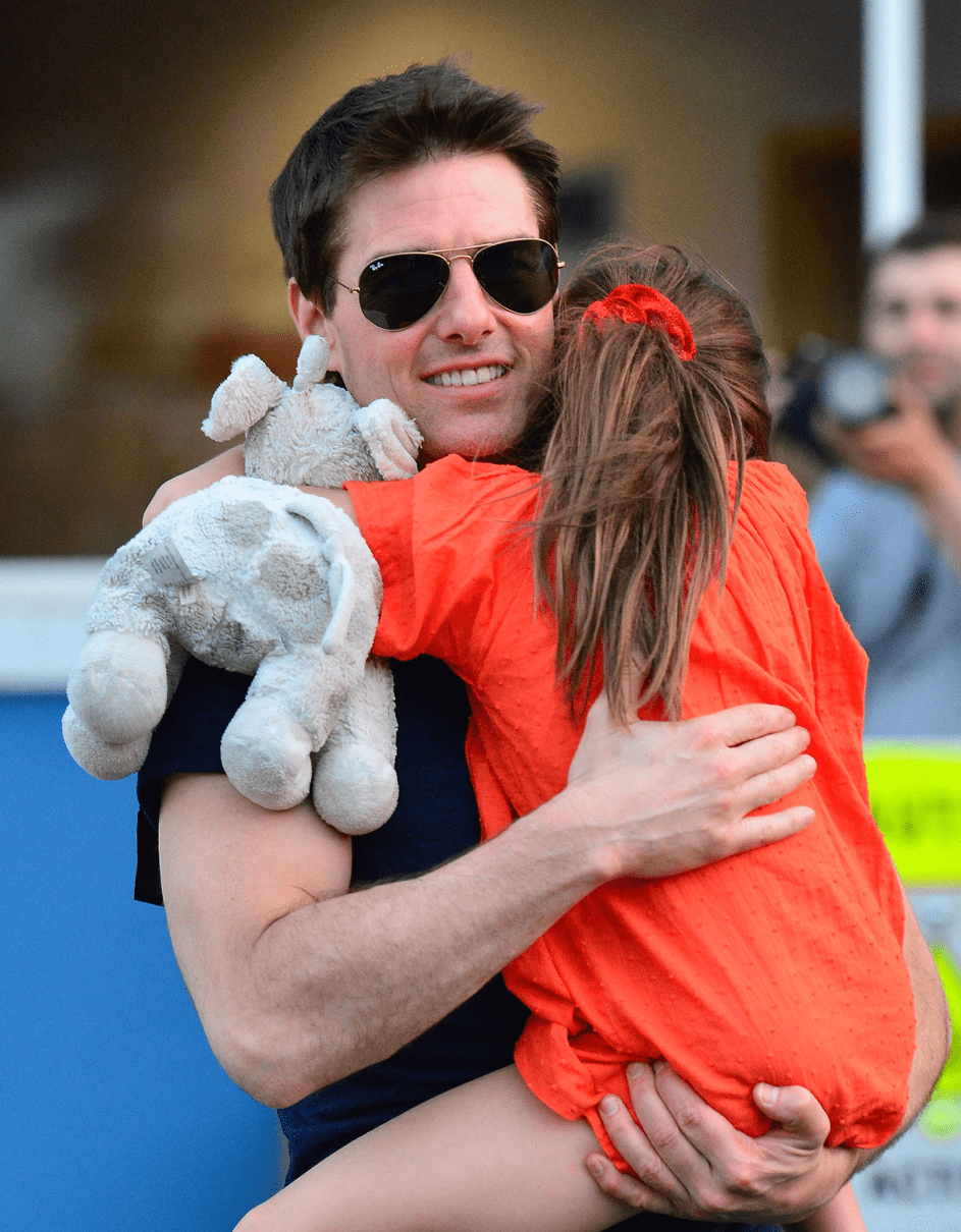 Tom Cruise hält Suri Cruise, während er Chelsea Piers verlässt, 2012, New York. | Quelle: Getty Images