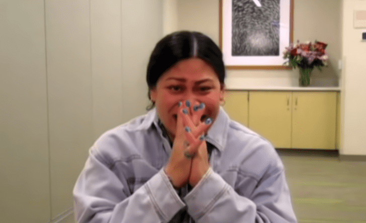 Mother gets emotional seeing the nurses and doctor who helped her after she gave birth mid-flight. | Source: youtube.com/TheEllenShow