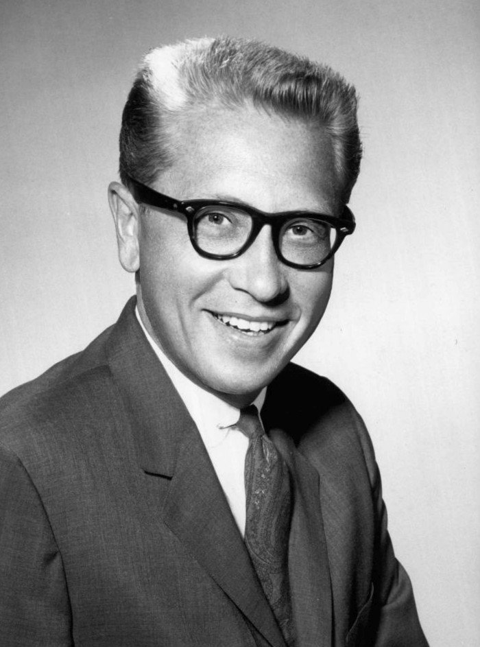 Publicity photo of game show host Allen Ludden circa 1961. | Source: Wikimedia Commons