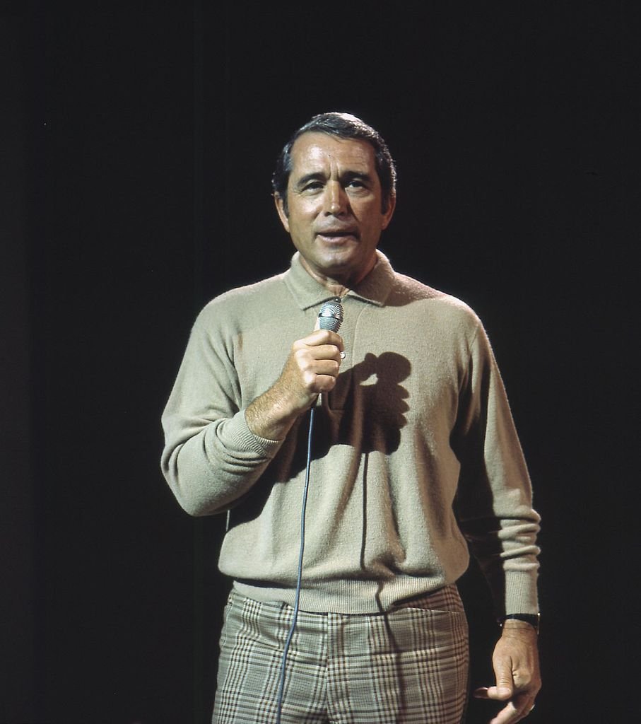 Singer Perry Como on stage | Getty Images