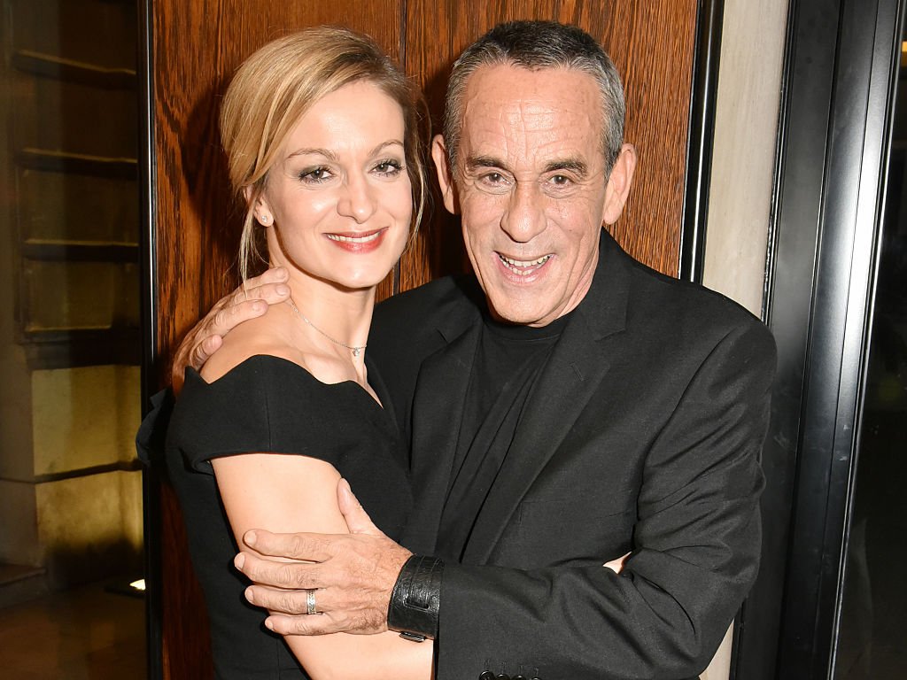 Thierry Ardisson et Audrey Crespo-Mara assistent à la cérémonie de remise du prix Philippe Caloni 2016 du meilleur interviewer organisée par la SCAM le 17 janvier 2017 à Paris. | Photo : Getty Images