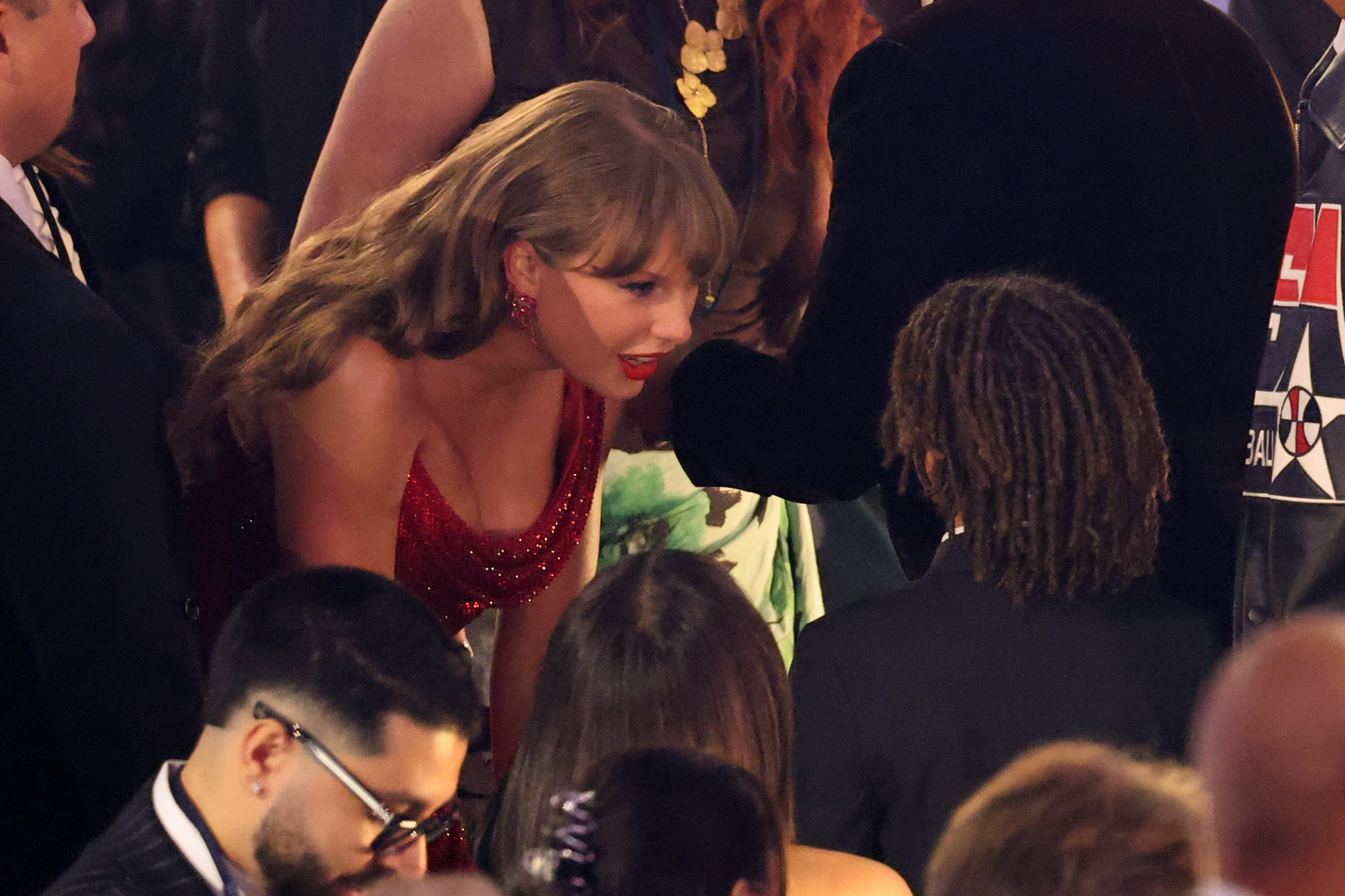 Taylor Swift speaking to Genesis Dean at the 67th Grammy Awards in Los Angeles, California on February 2, 2025. | Source: Getty Images