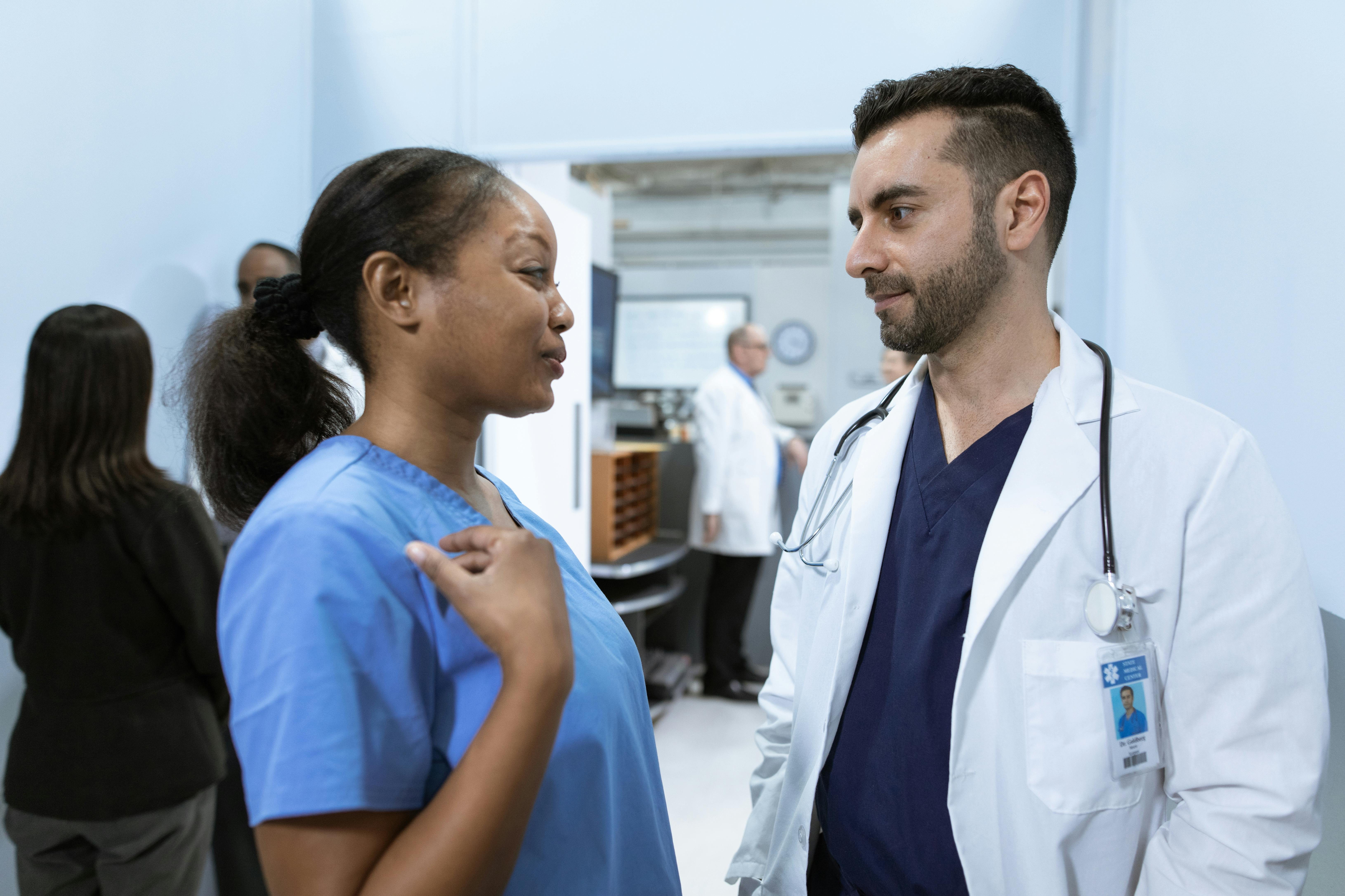 Healthcare workers having a discussion | Source: Pexels