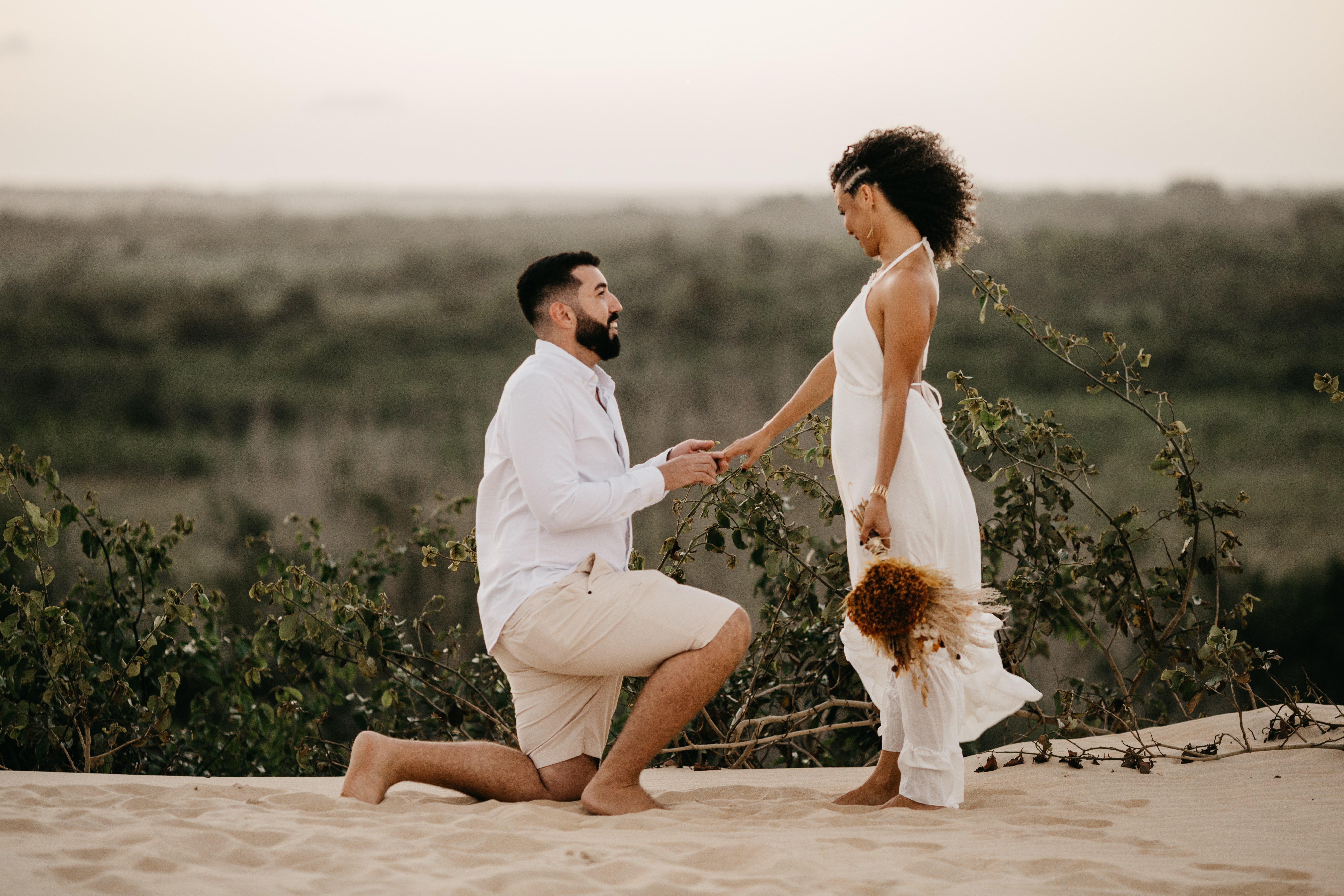 A man proposing to his partner. | Source: Pexels