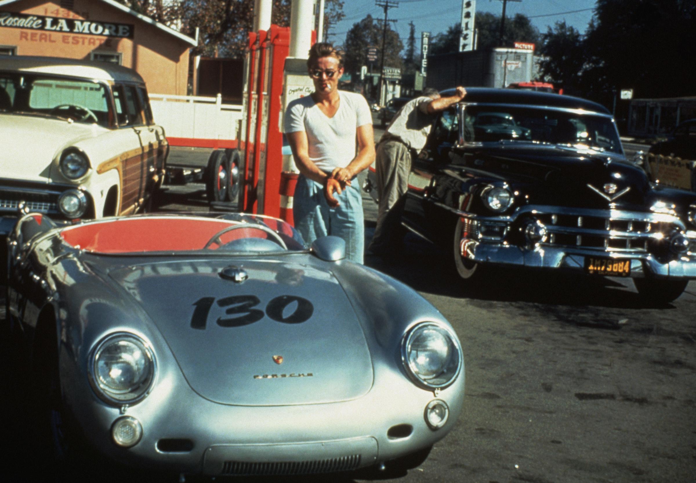 James Dean at a gas station with his silver Porsche 550 Spyder, just hours before his fatal crash on September 30, 1955 | Source: Getty Images