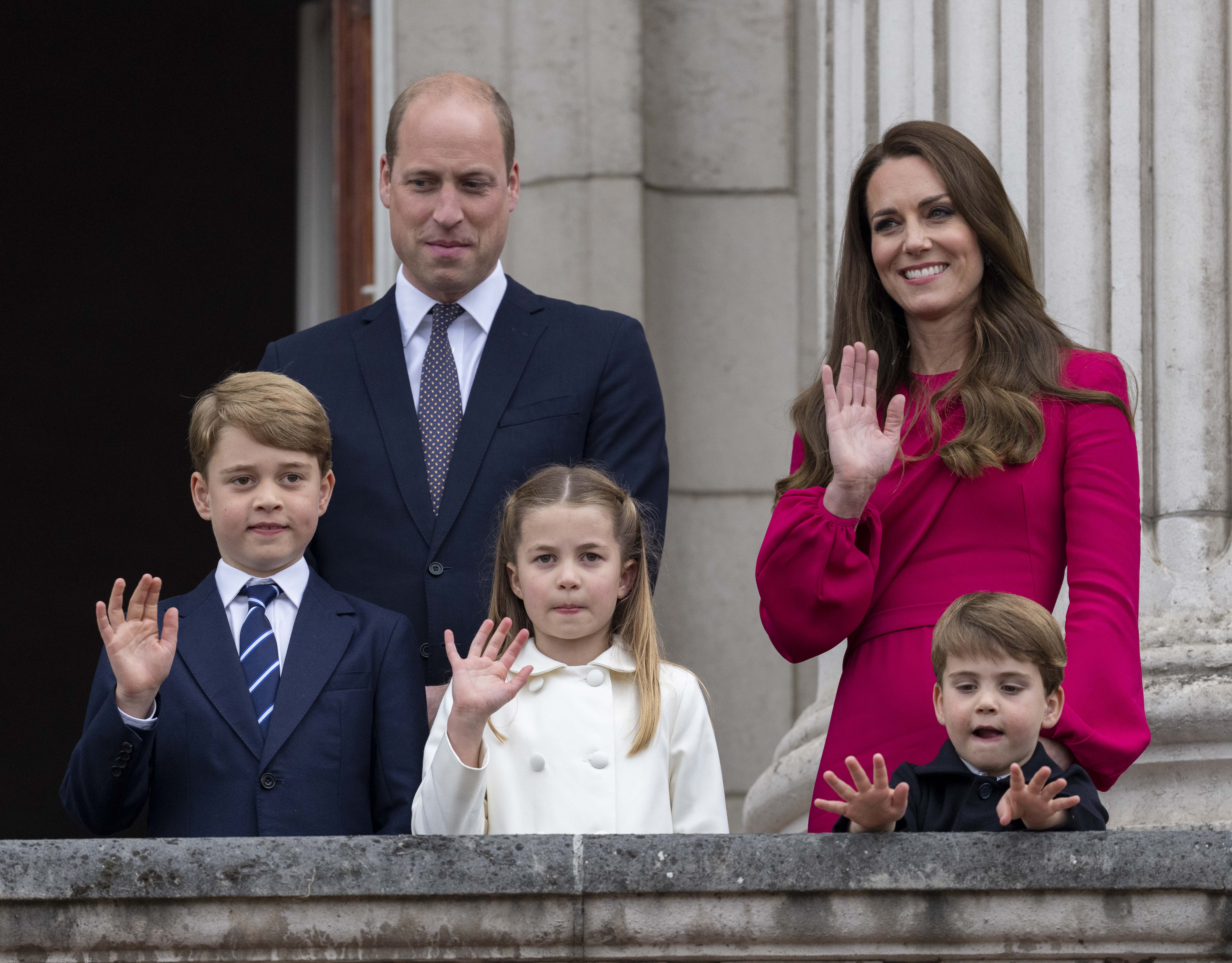 Prince William, Duke of Cambridge and Catherine, Duchess of Cambridge with Prince George of Cambridge, Prince Louis of Cambridge and Princess Charlotte of Cambridge stand on the balcony at Buckingham Palace at the end of the Platinum Pageant on The Mall on June 5, 2022 in London, England. | Source: Getty Images