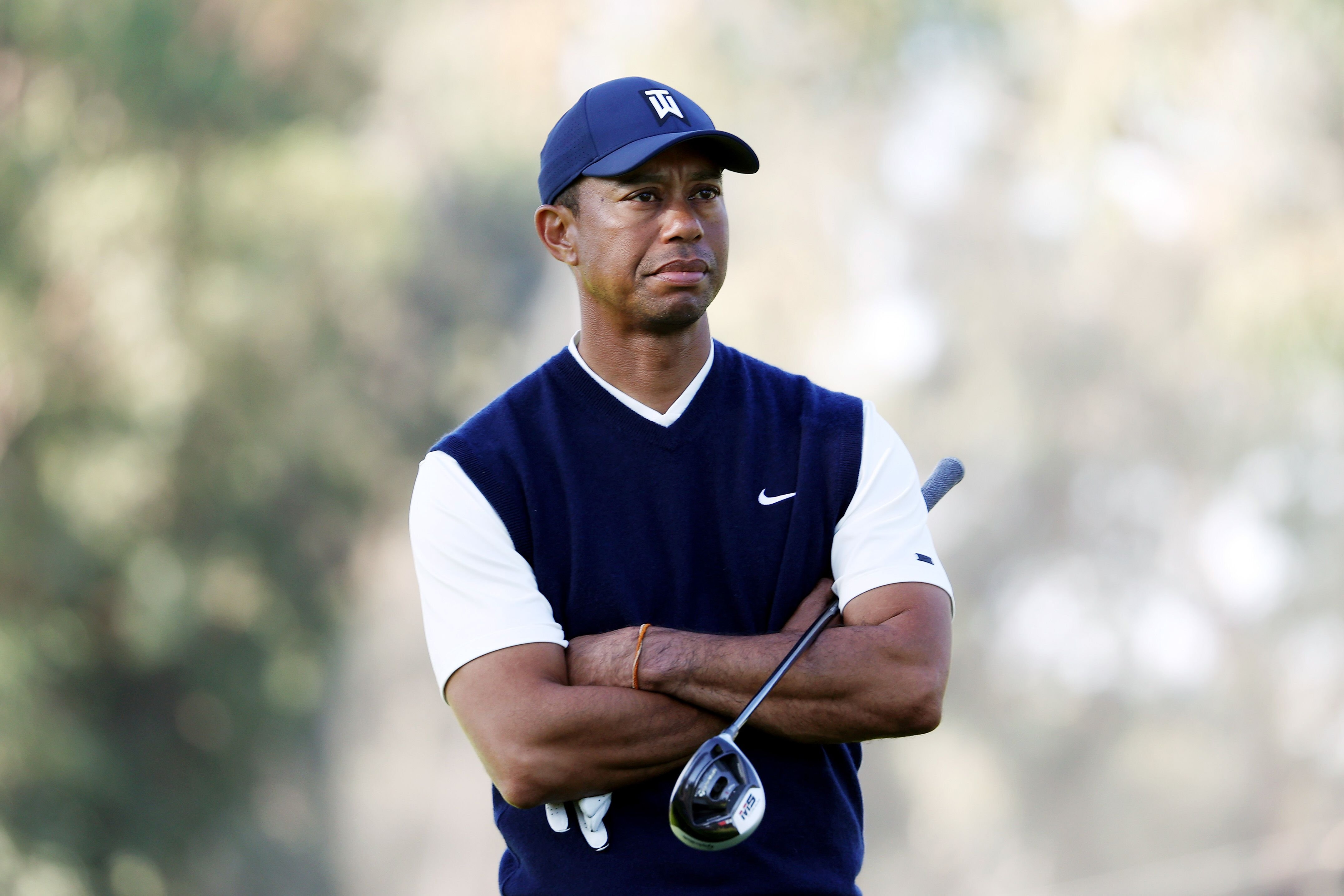 Tiger Woods se tient sur le 11e trou lors du troisième tour du Genesis Invitational. | Photo : Getty Images