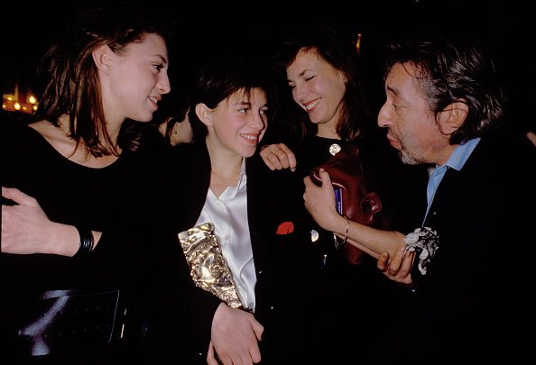 Cate Barry, Charlotte Gainsbourg, Jane Birkin, Serge Gainsbourg, lors de la cérémonie de remise des prix du cinéma Csar.| Photo : Getty Images