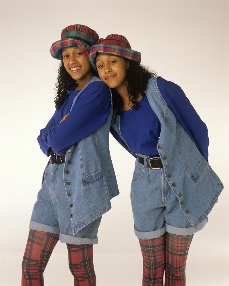 Promotional photo of Tia Mowry and Tamera Mowry for "Sister, Sister," on October 6, 1993 | Photo: Getty Images    
