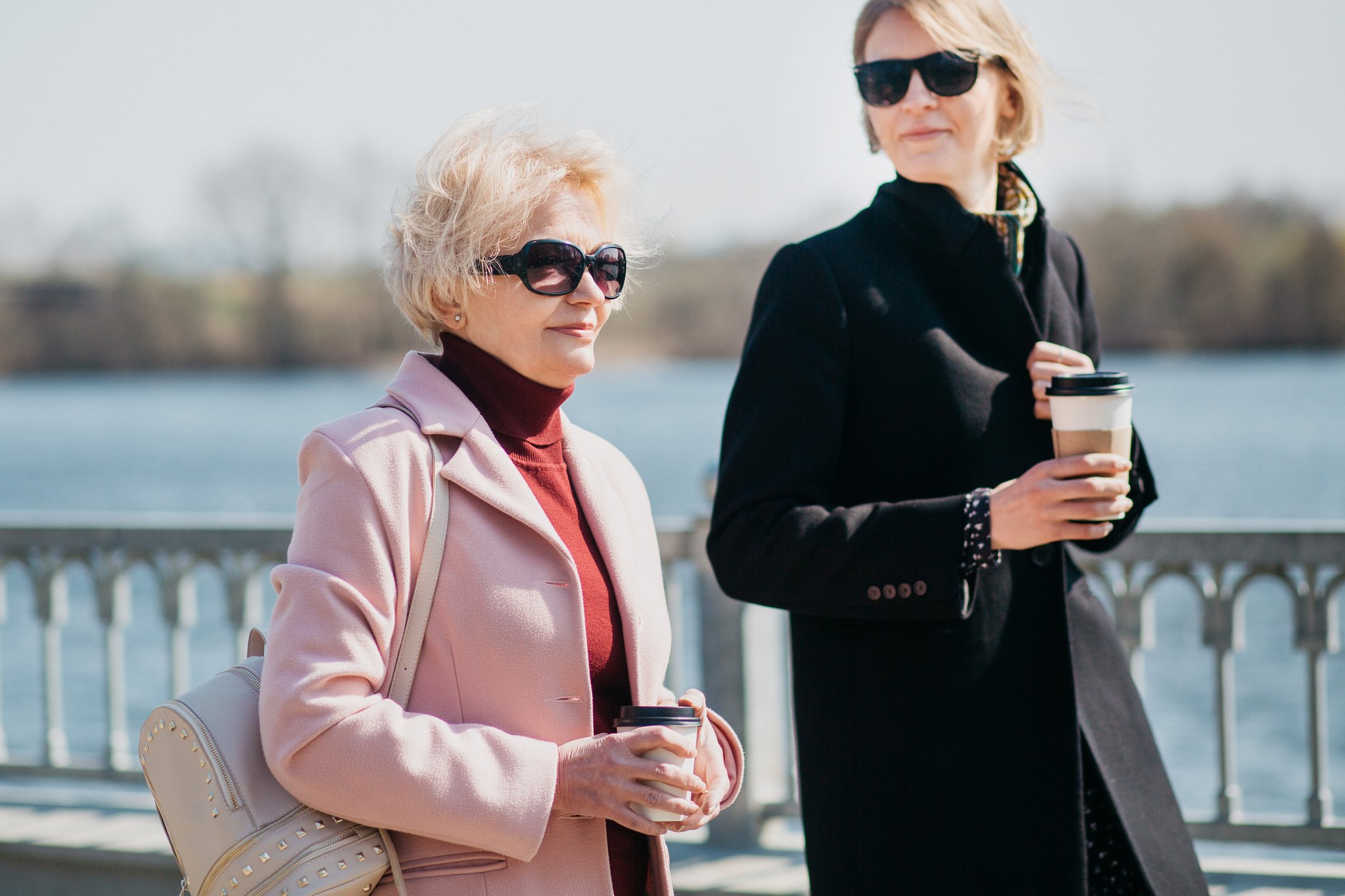 Des femmes portant des lunettes de soleil. | Photo : Getty Images